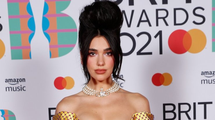 Dua Lipa: To hair look της στα Brit Awards 2021 που θύμιζε Amy Winehouse