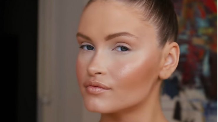 O makeup artist της JLo μας δείχνει πώς να εφαρμόσουμε σωστά το highlighter και το ρουζ