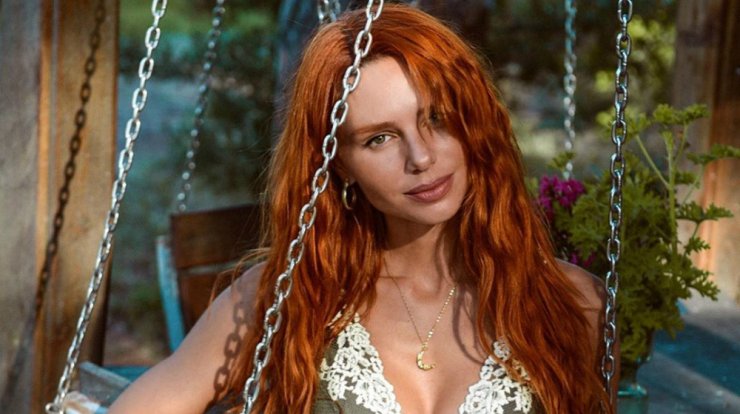 Έβελυν Καζαντζόγλου: Μας δείχνει το πιο stylish hair look που μπορείς να φτιάξεις μόνη σου με πρέσα [βίντεο]