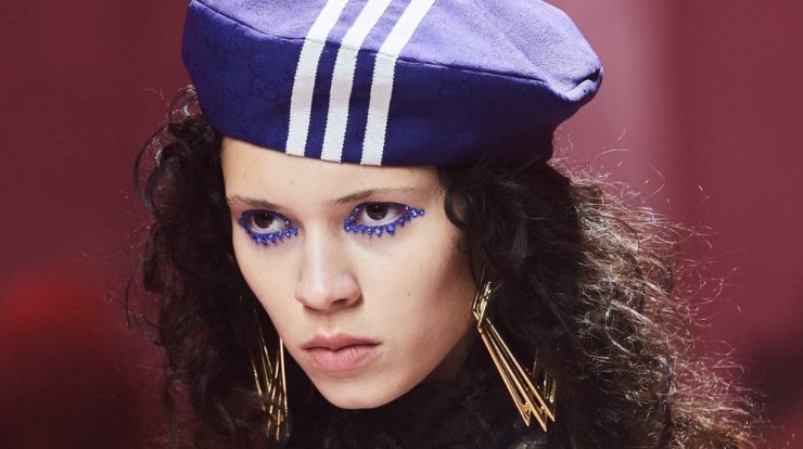  Η νέα τάση στο μακιγιάζ θέλει κρύσταλλα Swarovski και πέρλες