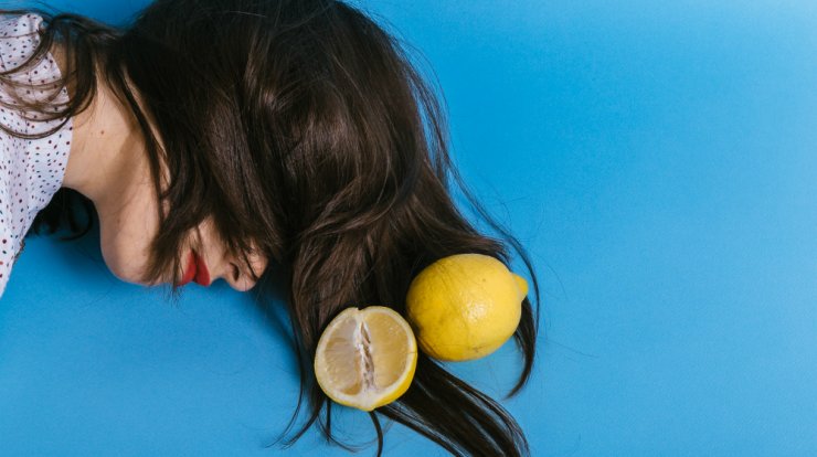 Δυο DIY συνταγές με λεμόνι για να ξεφορτωθείς τα μαύρα στίγματα