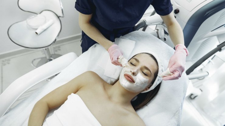 Ο σωστός καθαρισμός πριν από κάθε θεραπεία προσώπου με ή χωρίς νυστέρι