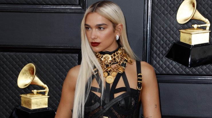 Dua Lipa: Το νέο hair look και το εντυπωσιακό μακιγιάζ στα Grammy Awards