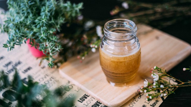 Πέντε φυσικά μυστικά ομορφιάς: Μικρά θαύματα που μπορεί να κάνει το μέλι στο πρόσωπό σου