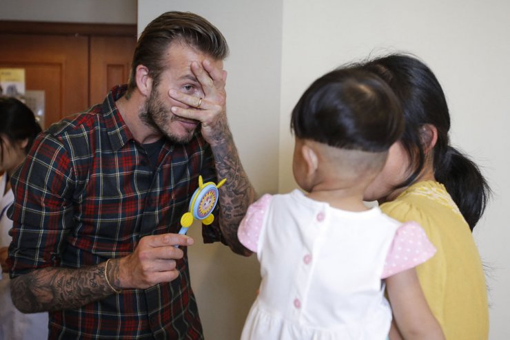 O David Beckham κοντά στα παιδιά!
