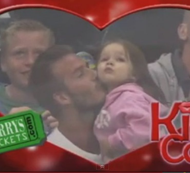 David Beckham: Το τρυφερό φιλί στην Harper για χάρη της KissCam