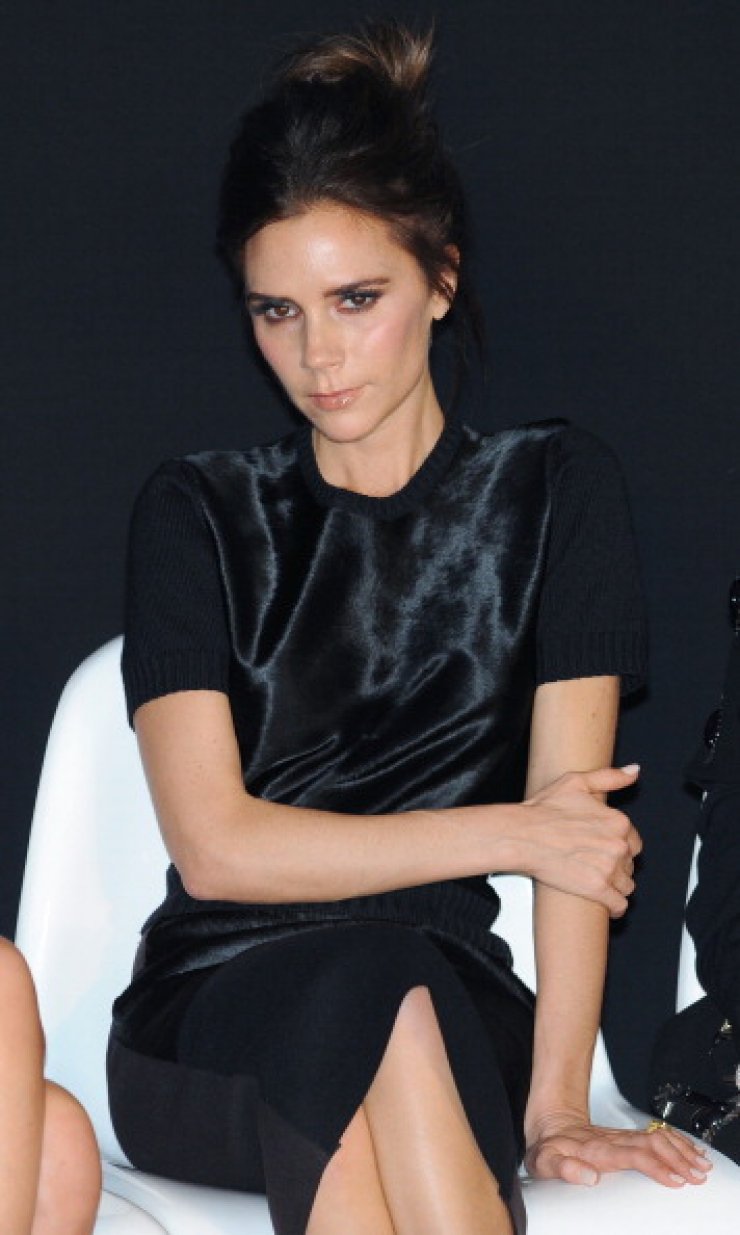 Victoria Beckham: «Μου αρέσει να γδύνομαι μπροστά στην ομάδα μου όταν σχεδιάζω ρούχα»