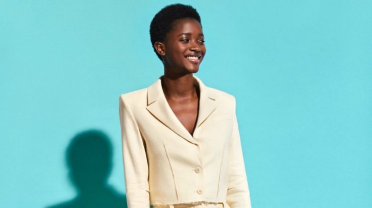 Chic με μπεζ κοστούμι!