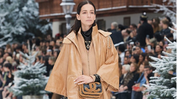 Υιοθέτησε το total beige outfit