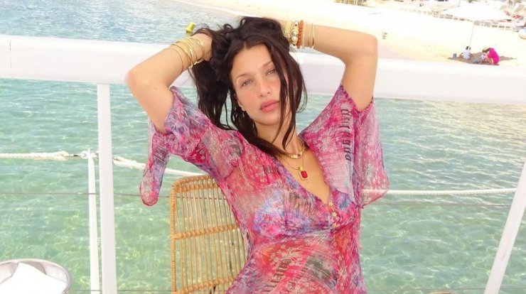 Bella Hadid: Η ξανθιά απόχρωση που έκανε αναδεικνύει το μαύρισμα!