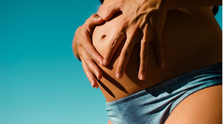 Belly-botton: Η πλαστική του ομφαλού για τις νέες μανούλες