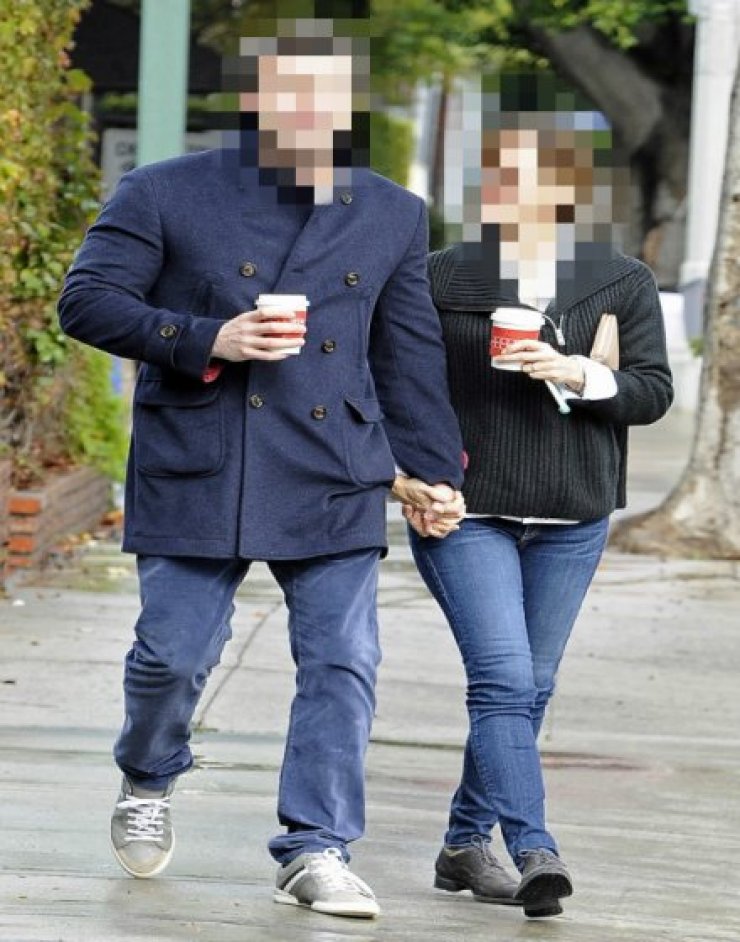 Τι κι αν ανακοίνωσαν τον χωρισμό τους: Φορά την βέρα του και κλαίει μπροστά στη γυναίκα του