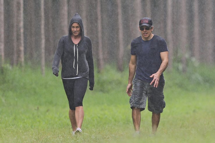 Βόλτα στη βροχή για διάσημο σταρ του Hollywood [εικόνες]