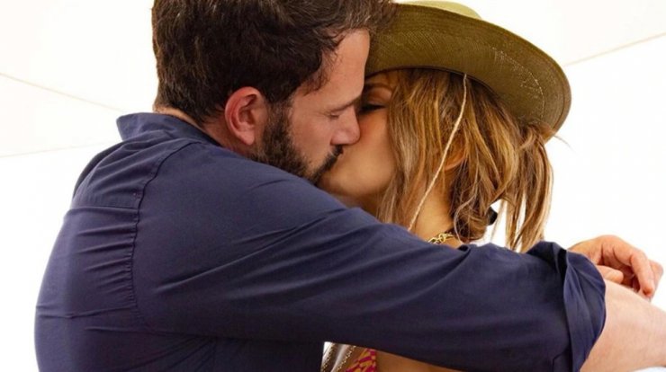 Είναι επίσημο! H JLo ανακοίνωσε τον αρραβώνα της με τον Ben Affleck!