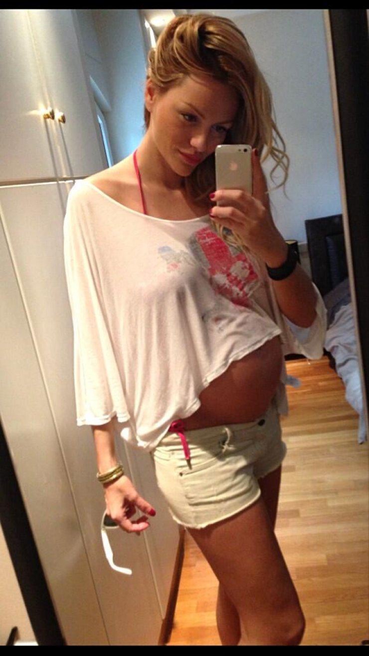 Η εγκυμονούσα Νάταλυ Θάνου μάς δείχνει την κοιλιά της