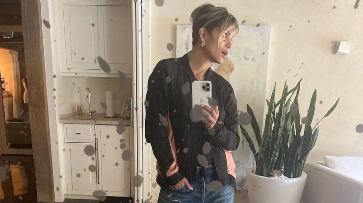 Halle Berry: Προσπαθεί να φορέσει το στενό της παντελόνι και έχει ξαπλώσει στο έδαφος [βίντεο]