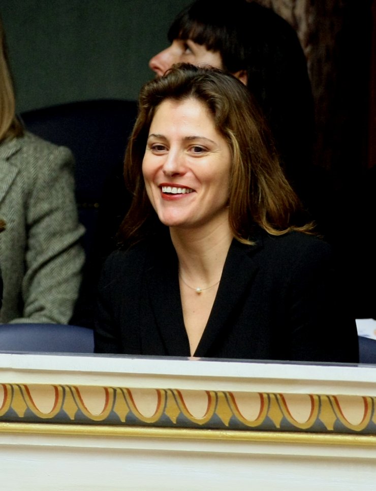 Λαμπερή, πανευτυχής η Περιστέρα στα θεωρεία της Βουλής, δεν παίρνει τα μάτια της από τον Αλέξη Τσίπρα [εικόνες]