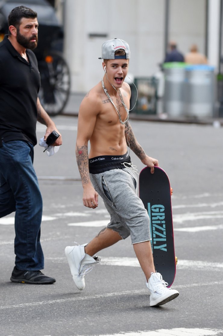 Justin Bieber: Δείτε τον να κάνει skating ημίγυμνος 