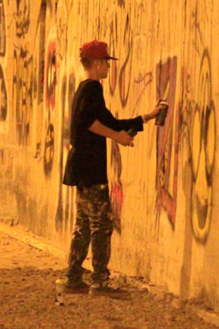 Δείτε τον Justin Bieber να κάνει graffiti σε τοίχο του Rio!