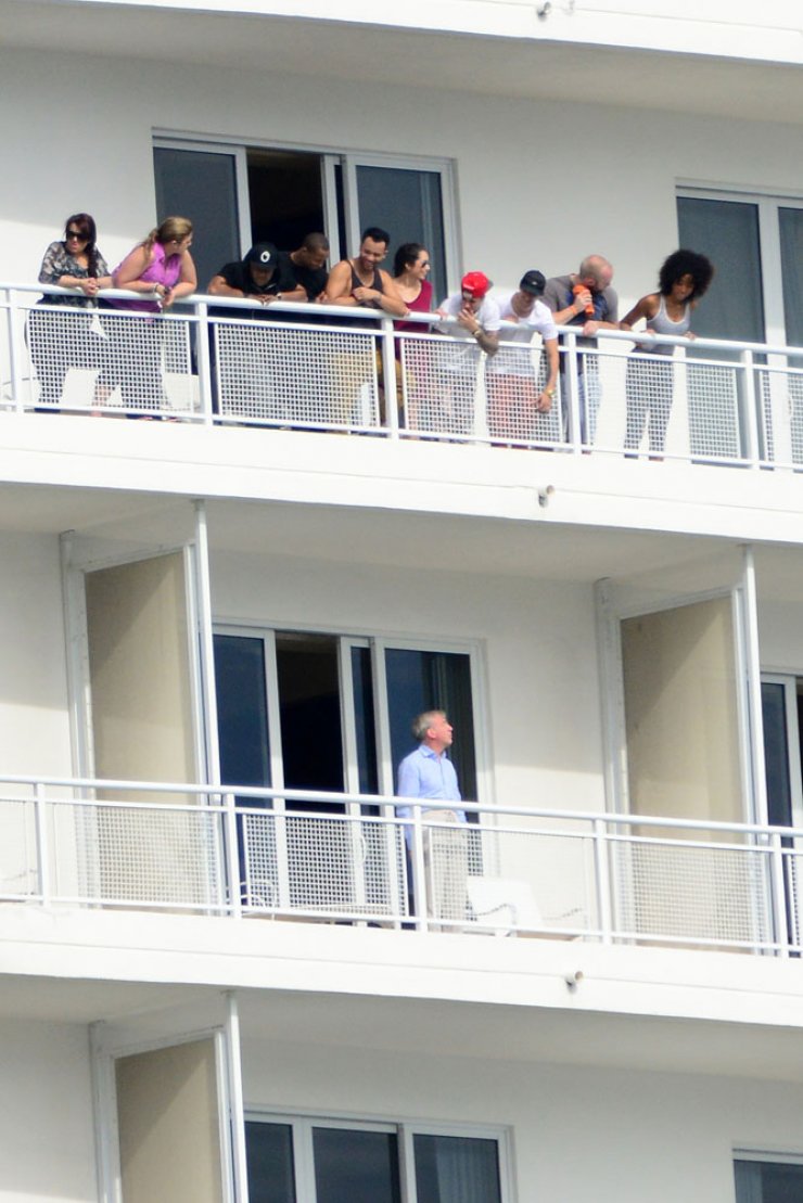 Τι κάνει ο Bieber στο μπαλκόνι με τους κολλητούς του; [εικόνες]