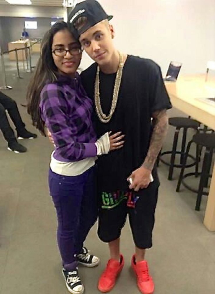 Απίστευτο! Ο Justin Bieber αγοράζει κινητά τηλέφωνα σε θαυμάστριές του