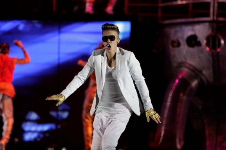 Βρέθηκαν ναρκωτικά και όπλο στο λεωφορείο του Justin Bieber! 