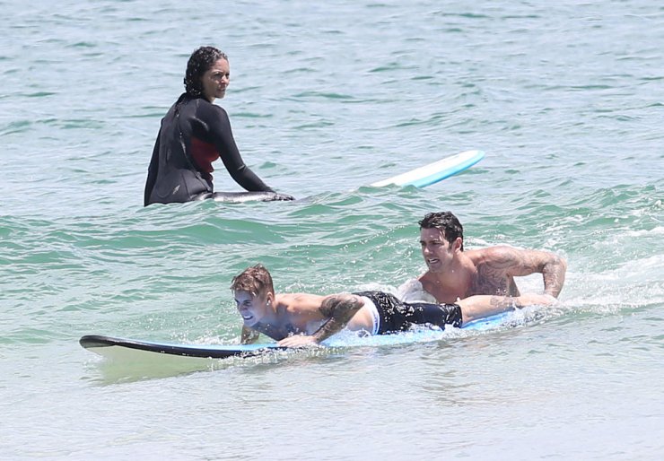 O Justin Bieber κάνει surfing [φωτογραφίες]
