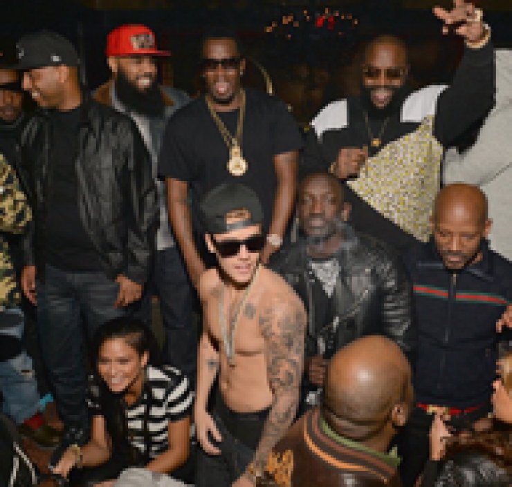 Justin Bieber: Διασκεδάζει ημίγυμνος [φωτογραφίες]