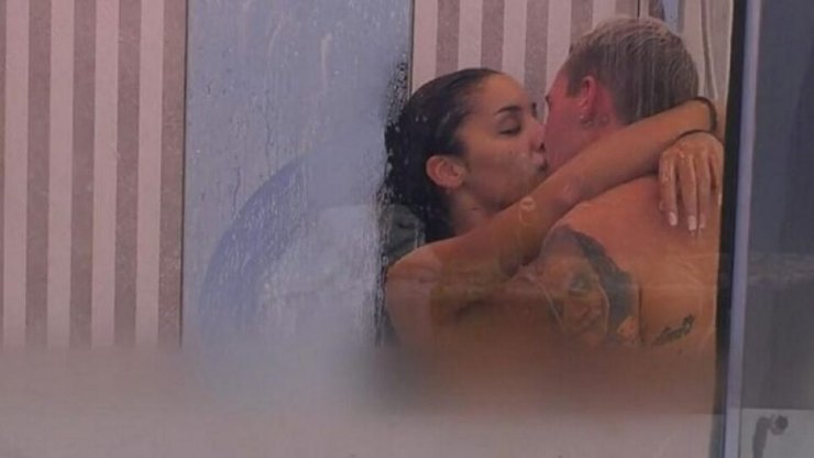 Βig Brother: Ο πατέρας του Παναγιώτη δήλωσε περήφανος για τα καυτά πλάνα στο μπάνιο του γιου του με την Ανχελίτα!