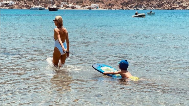 Βίκυ Καγιά: Το αξιολάτρευτο βίντεο με τον γιο της, Κάρολο, μέσα στη θάλασσα