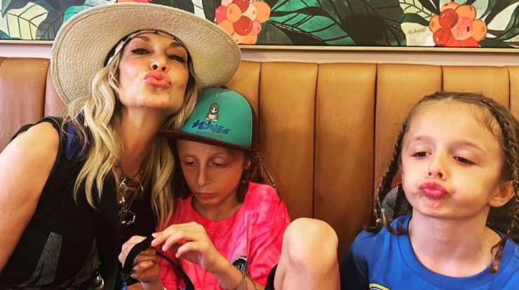 Άννα Βίσση: Τραγουδάει με τον εγγονό της, Νέστορα στο κρεβάτι τη “Ψυχεδέλεια” [βίντεο]