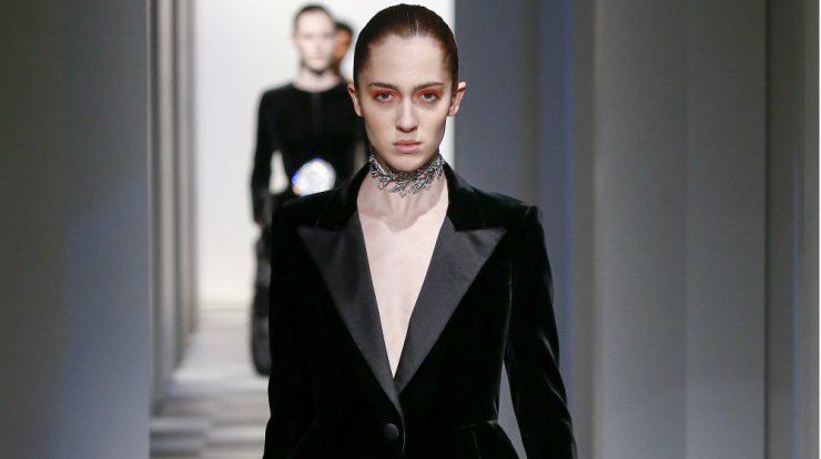 To βελούδινο κοστούμι που δεν πρέπει να λείπει από τη γκαρνταρόμπα σου