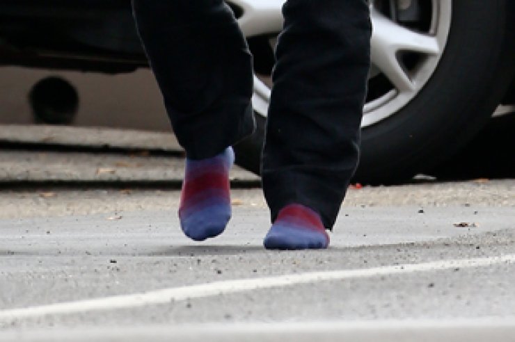 Ποιος γοητευτικός σταρ κυκλοφορεί με κάλτσες στη μέση του δρόμου; [εικόνες]