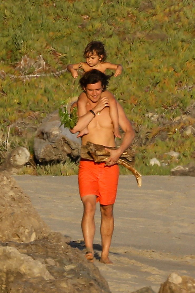 Orlando Bloom: Παιχνίδια στην άμμο με το γιο του [εικόνες]