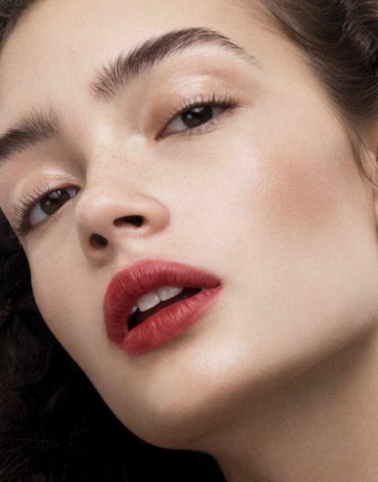 Crushed Lip Color: Ένα κραγιόν από την Bobbi Brown που χαρίζει στα χείλη μια έκρηξη από χρώμα