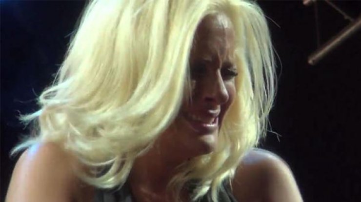 Η απόλυτη συγκίνηση - Το ξέσπασμα και τα δάκρυα της Νατάσσας Μποφίλιου στη σκηνή [βίντεο]