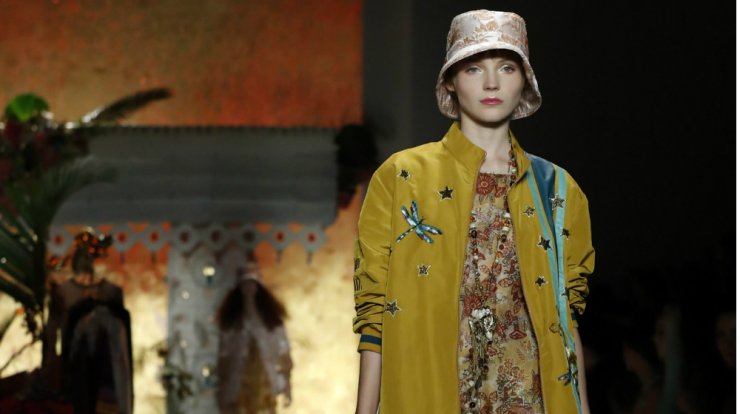 To boho φόρεμα που δεν πρέπει να λείπει από τη βαλίτσα των διακοπών σου