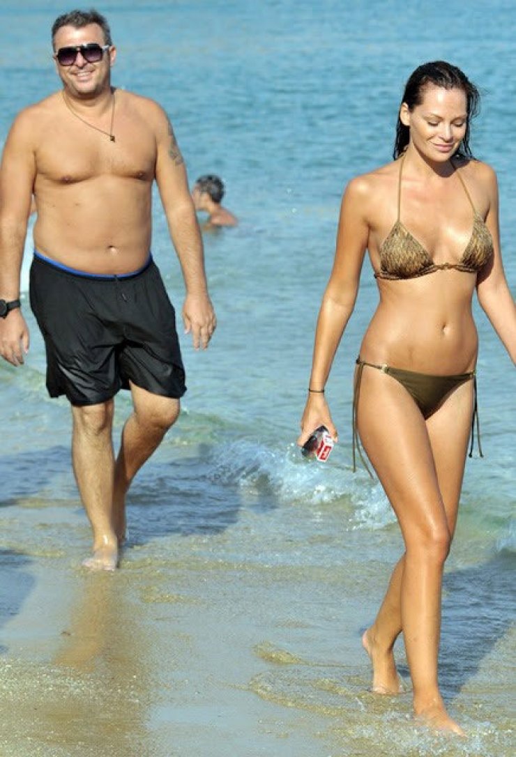 Η Υβόννη Μπόσνιακ στην παραλία 