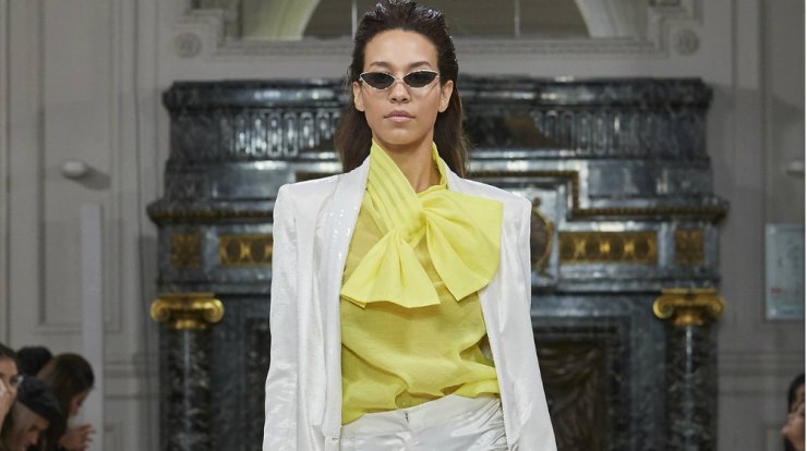 H bow neck μπλούζα που δεν πρέπει να λείπει από τη γκαρνταρόμπα σου