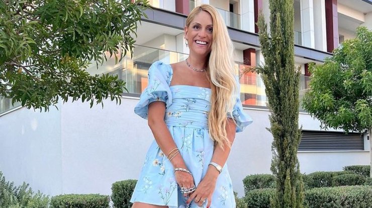 H πλεξούδα-στεφάνι που έκανε η Έλενα Αποστόλου είναι ιδανική για τις διακοπές σου