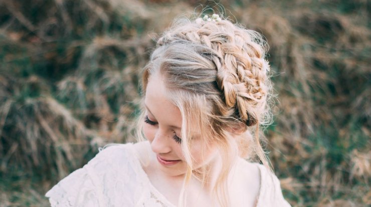 O κομμωτής Ραφαέλλος Κώστα μας δείχνει πως να κάνουμε σινιόν με πλεξούδες [βίντεο]