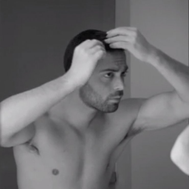 Κορίτσια, ο Ηλίας Βρεττός γυμνός