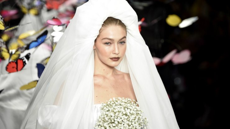 Gigi Hadid: Φόρεσε το πιο ανατρεπτικό νυφικό στο ντεφιλέ του οίκου Moschino