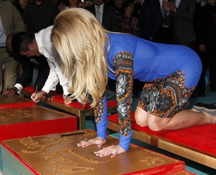 Ποια γνωστή τραγουδίστρια δεν τα πάει καλά με το τσιμέντο;