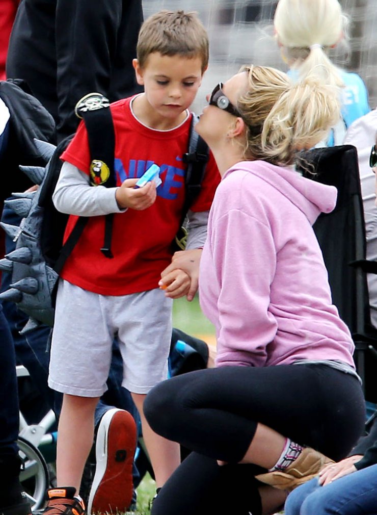 Διάσημη μαμά σε αγώνα ποδοσφαίρου! Την αναγνωρίζετε; 