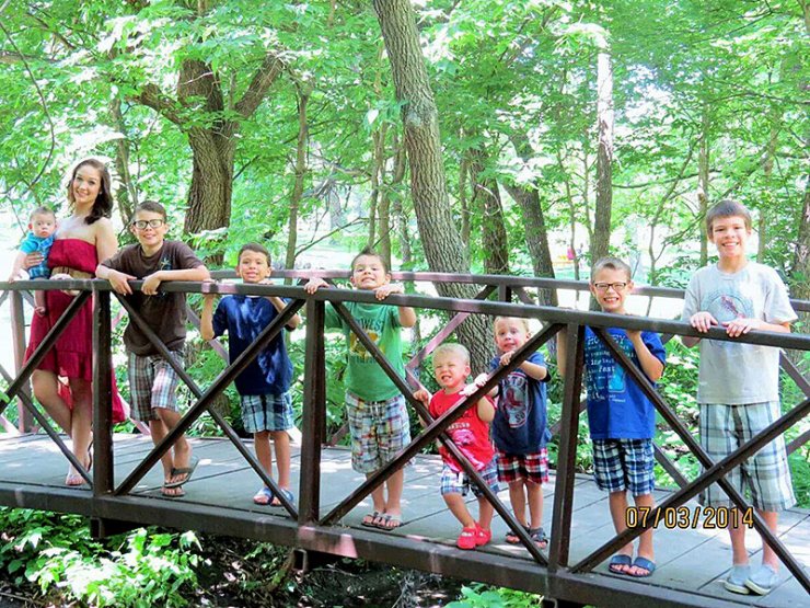 Συγκινητικό: Ζευγάρι υιοθέτησε 8 αδέρφια γιατί δεν ήθελε να τα χωρίσει