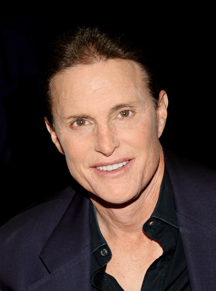 Ο πατριός της Kim Kardashian δήλωσε ότι είναι γυναίκα [βίντεο]