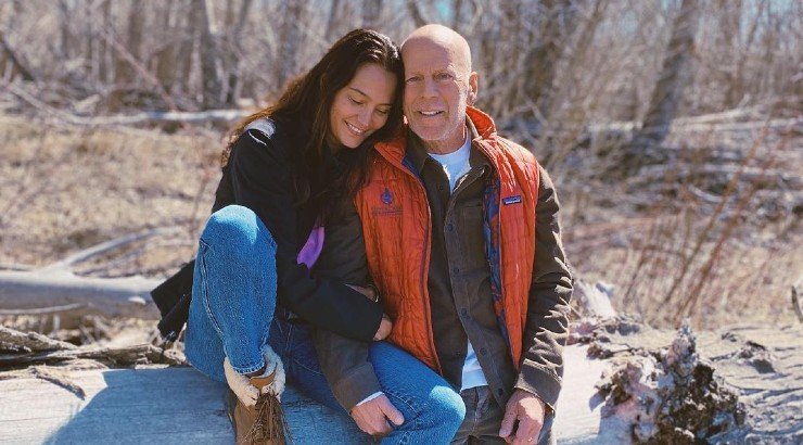 Η σύζυγος του Bruce Willis εξομολογείται πρώτη φορά πως διαχειρίζεται την κατάσταση της υγείας του ηθοποιού