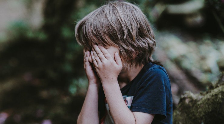 8 σημάδια για να αντιληφθείς ότι το παιδί σου είναι θύμα bullying