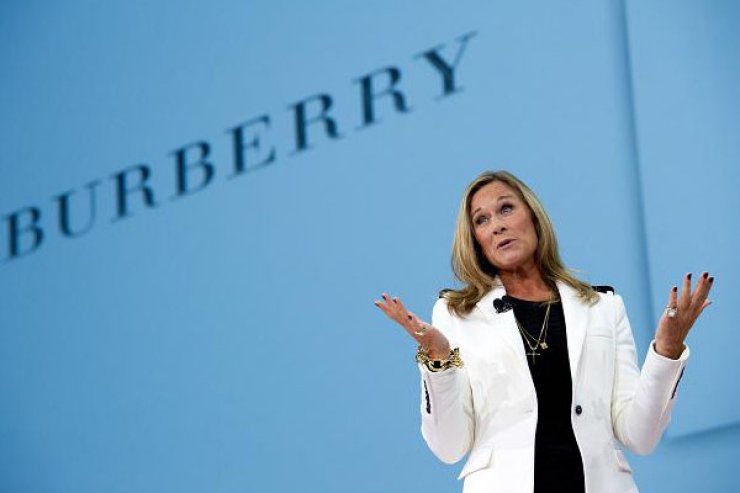  Η νέα Διευθύνων Σύμβουλος της Burberry σοκάρει: Οι γυναίκες δεν μπορούμε να τα έχουμε όλα